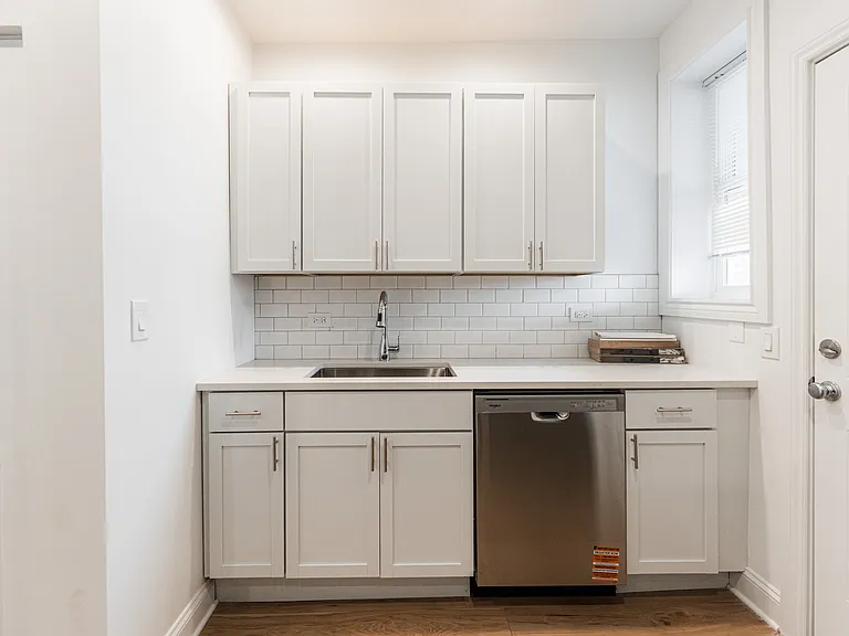 2109 N Hamlin Ave #1F — Photo 3