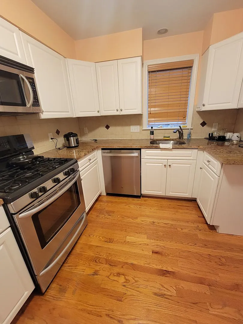 Spacious and Rare 3 Bd 2 Bath Near Fort Hill With Off Street Parking — Photo 4