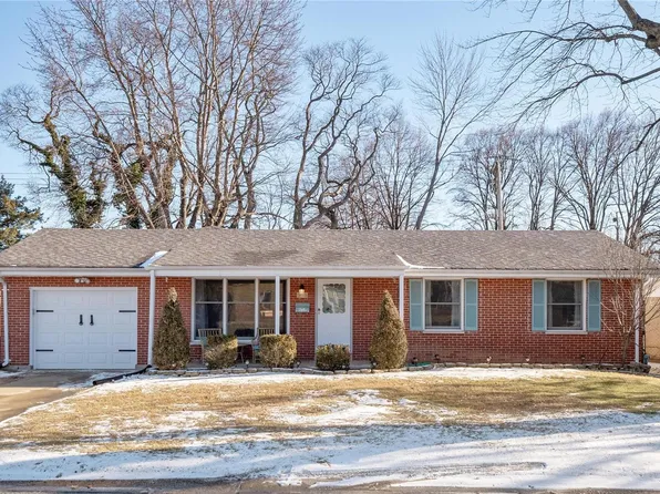 308 Elmwood Dr, Saint Charles, MO 63301