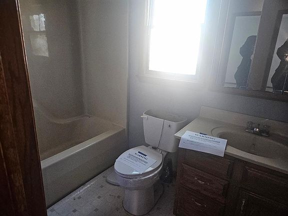 4th image of 829 New St
