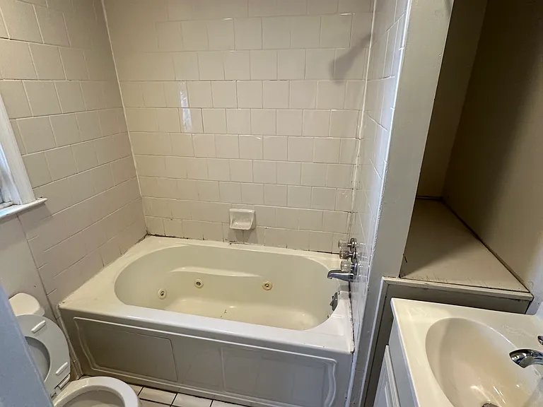 2205 Madison Sq — Photo 16