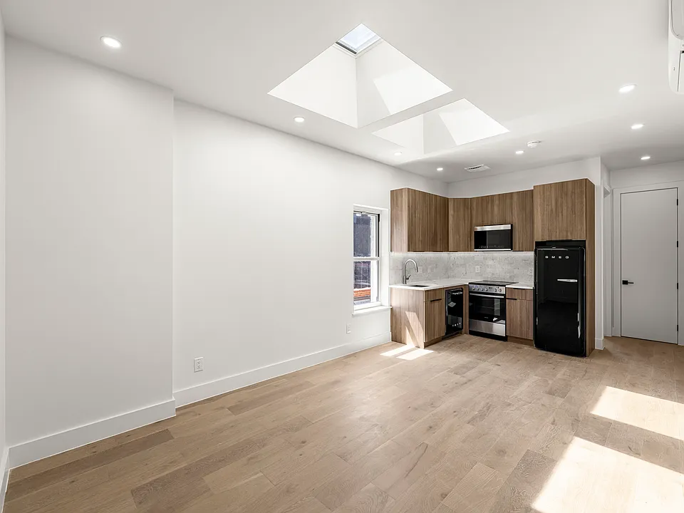 24 Greenwich Ave #3