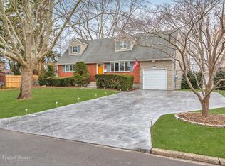16 Bartley Ln, West Sayville, NY 11796