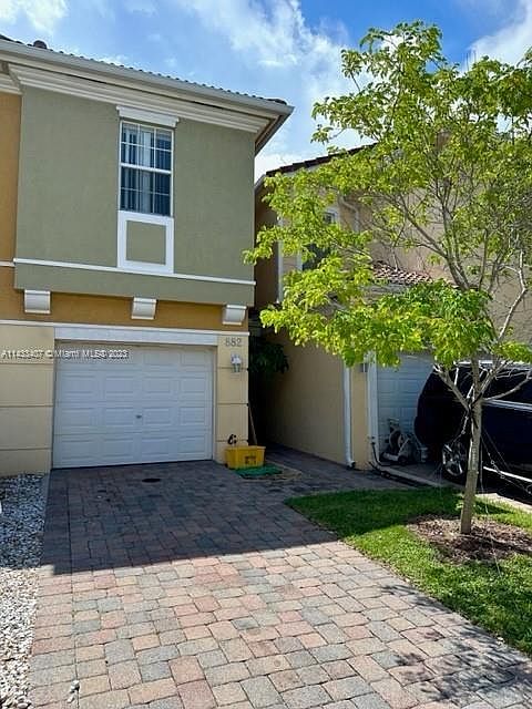 1st image of 882 Pipers Cay Dr