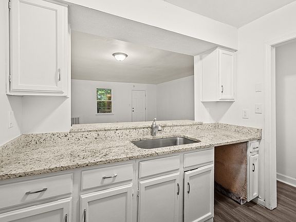 5th image of 648 Valley Crest Dr