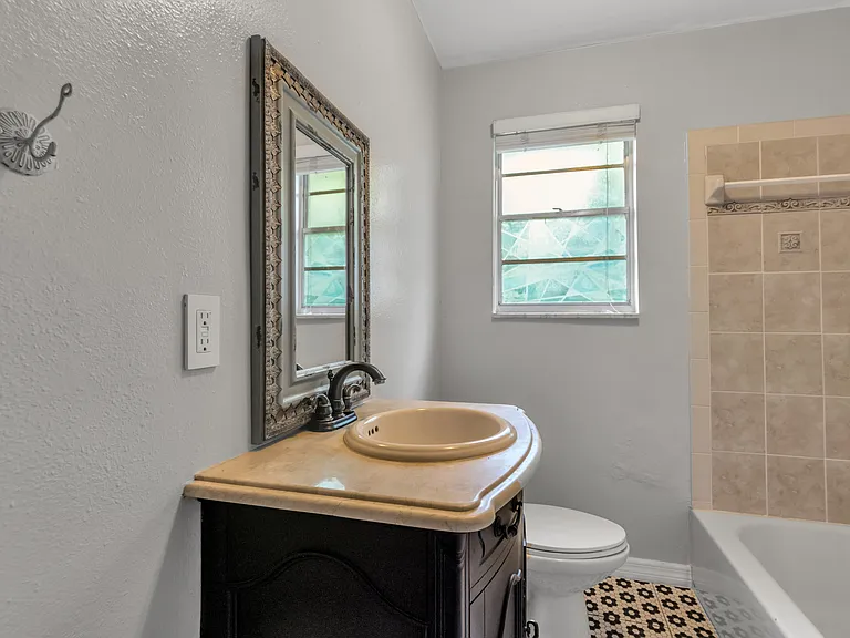 918 W Braddock St — Photo 28