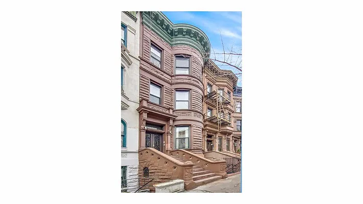 Rented by Level Group | media 10