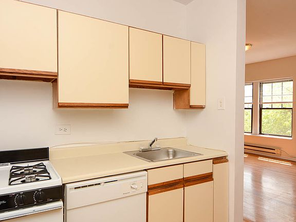 5th image of 664 W Cornelia Ave #D12