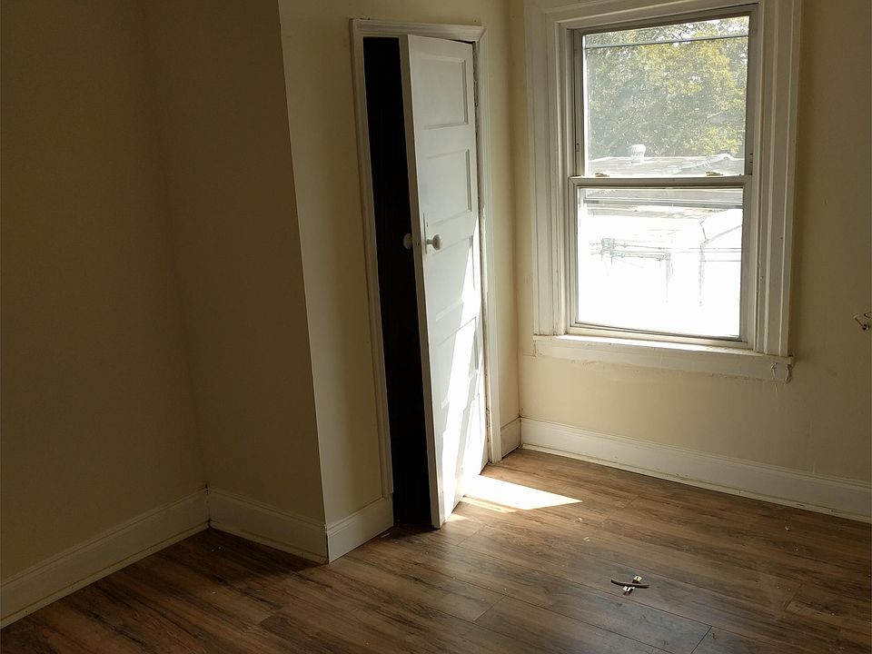 2nd image of 5815 N Lambert St