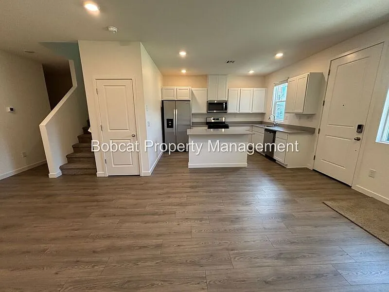 3 bed, 2.5 bath, 1649 sqft, $2,503 — Photo 3