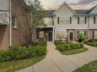 1012 Shiawassee Cir, Howell, MI 48843