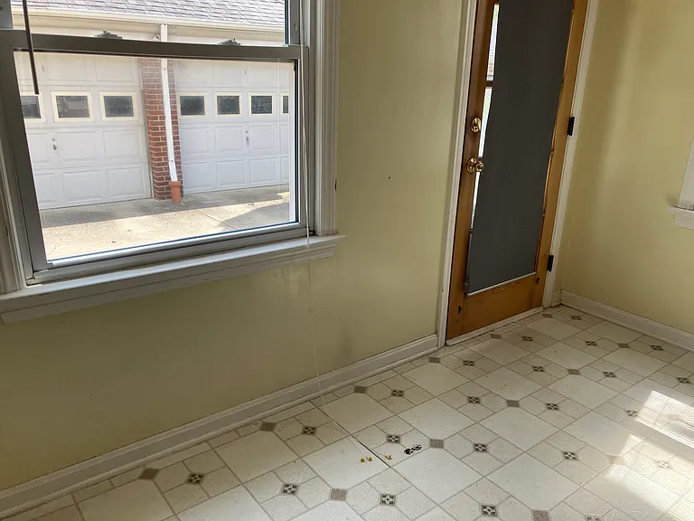 Fully enclosed , Study/office/den.
With a rear entrance.