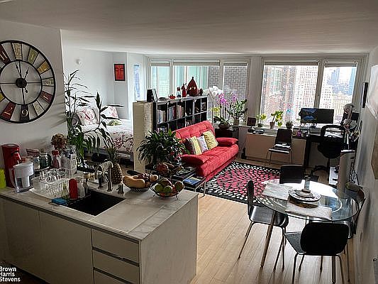 4th image of 322 W 57th St APT 37A