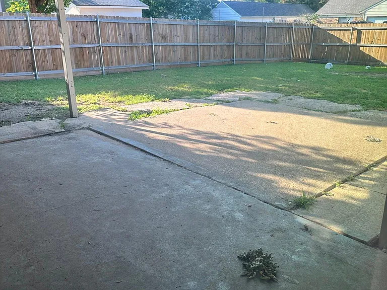 718 Pyramid Dr — Photo 3