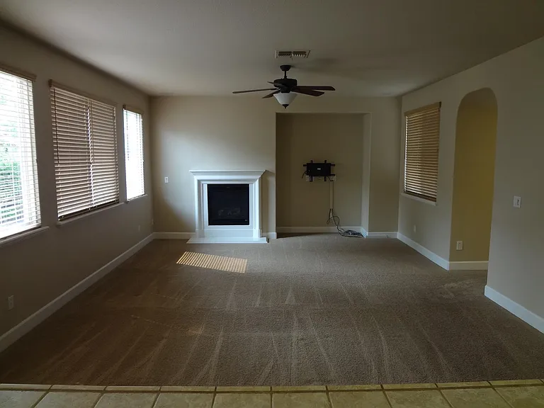 1123 Montague Ln — Photo 4