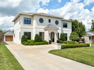 1115 Park Manor St, Nichols Hills, OK 73116
