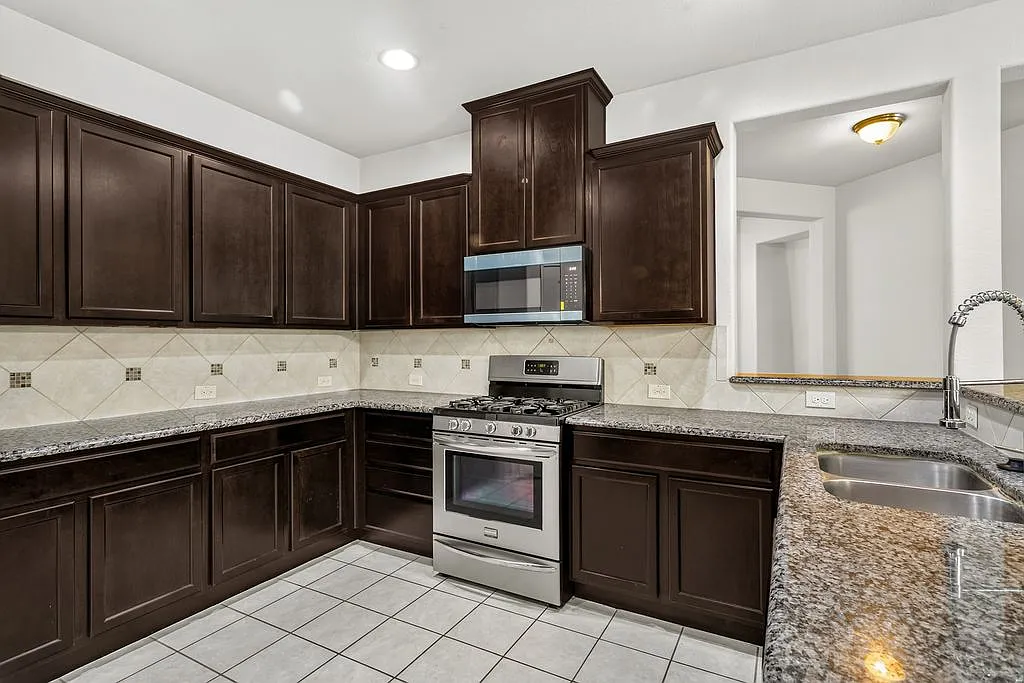 3 bed, 2204 sqft, $2,495 — Photo 4