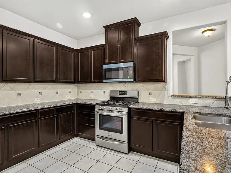 9813 Moccasin Creek Ln — Photo 4