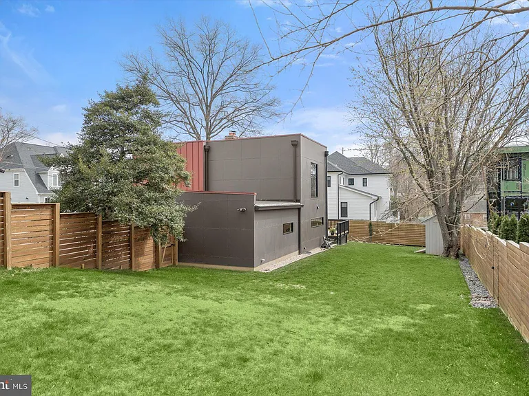 3004 N Underwood St — Photo 54