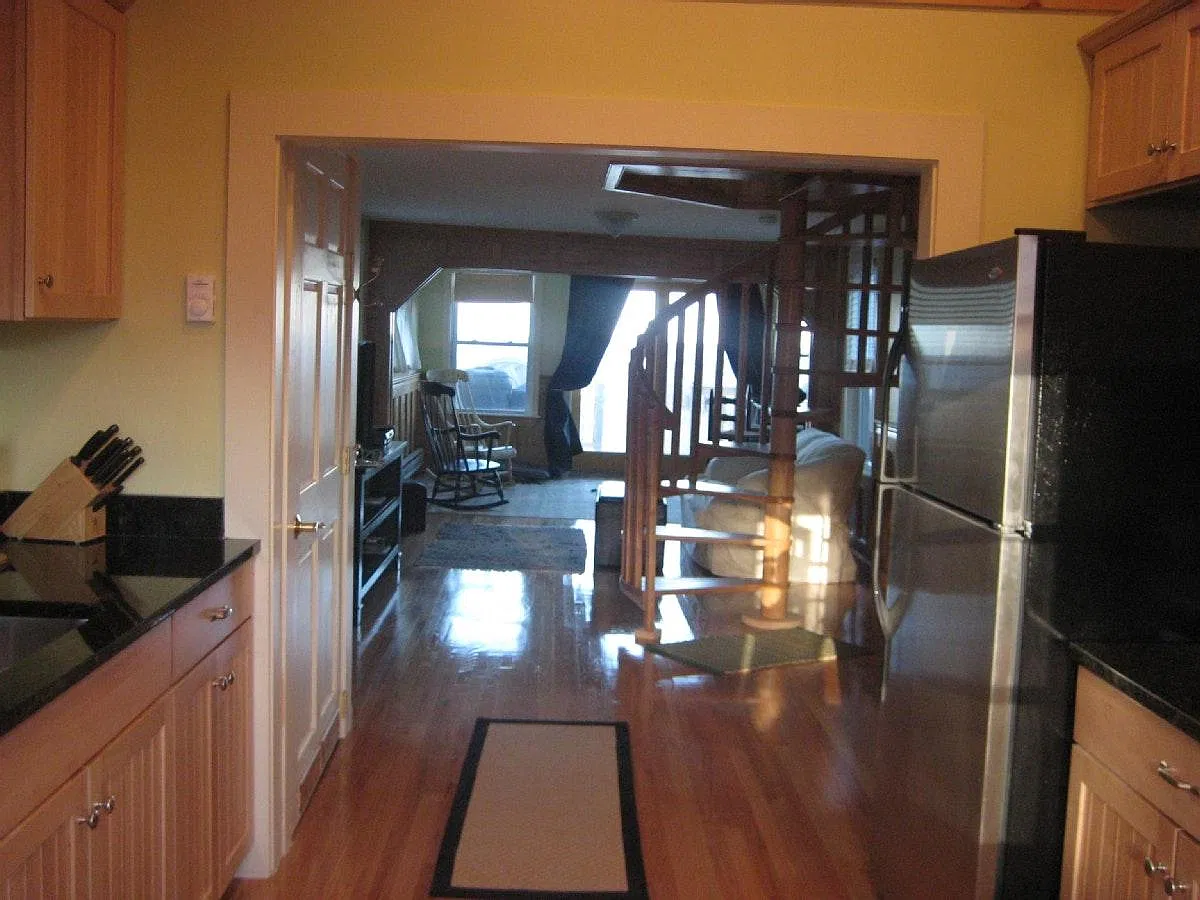 2 bed, 812 sqft, $2,700 — Photo 2