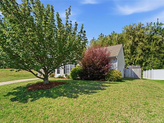 3rd image of 11 Franklinwood Dr