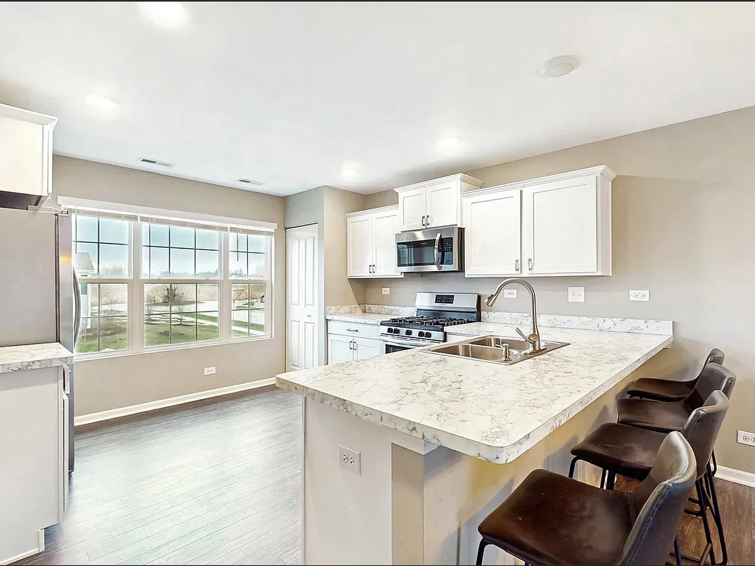 3 bed, 1756 sqft, $2,950 — Photo 3