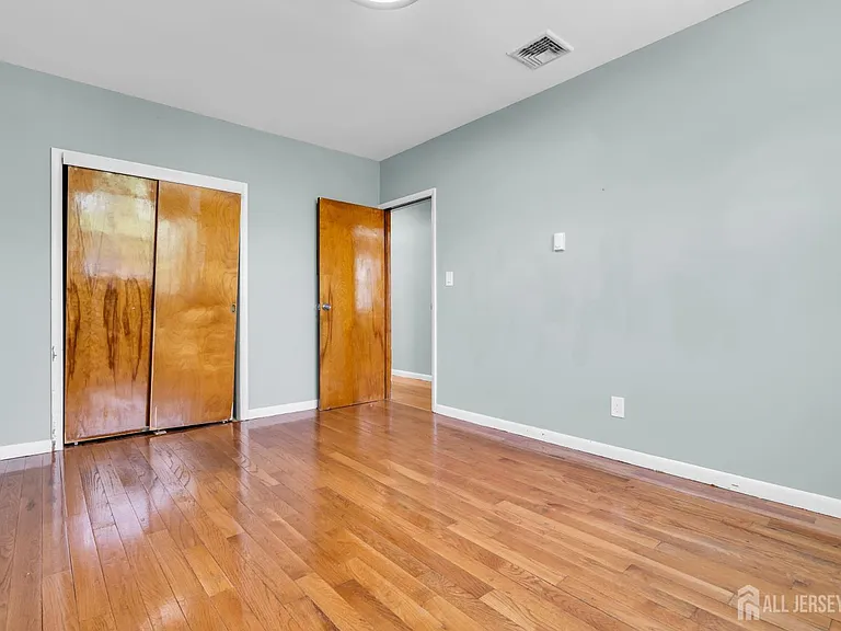 287 E Smith St — Photo 29