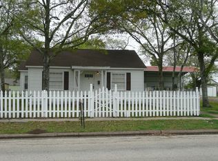 305 E Strand St, El Campo, TX 77437