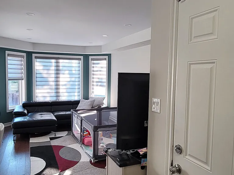 20 Winisk St — Photo 3