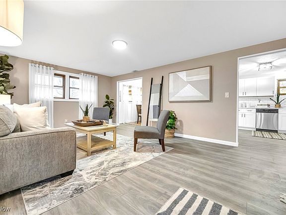 3rd image of 1485 Evergreen Dr