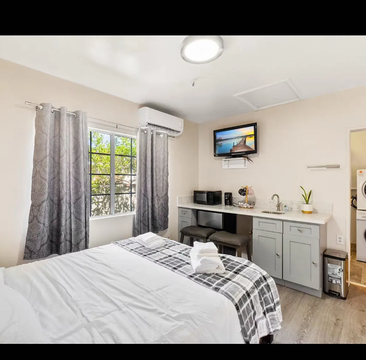 Studio, 210 sqft, $1,350 — Photo 3