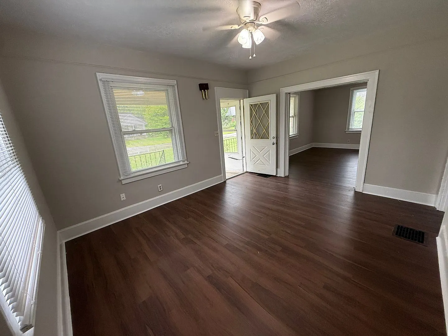 Beautifully Renovated 3 Bedroom/2 Bath - Half off First Month's Rent! — Photo 3