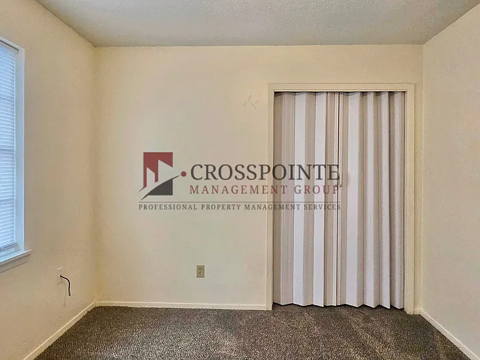 111 Queens Ct — Photo 10