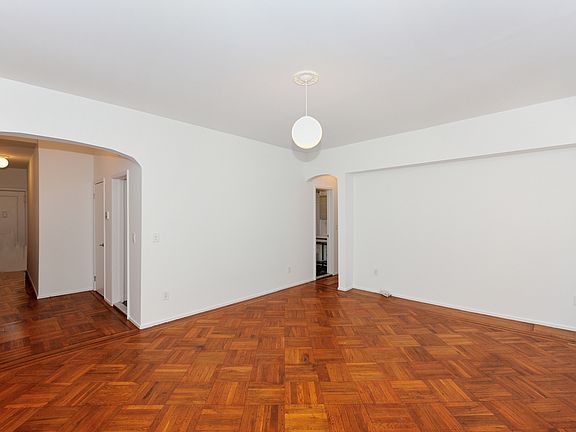 3rd image of 82 Washington Pl APT 2B