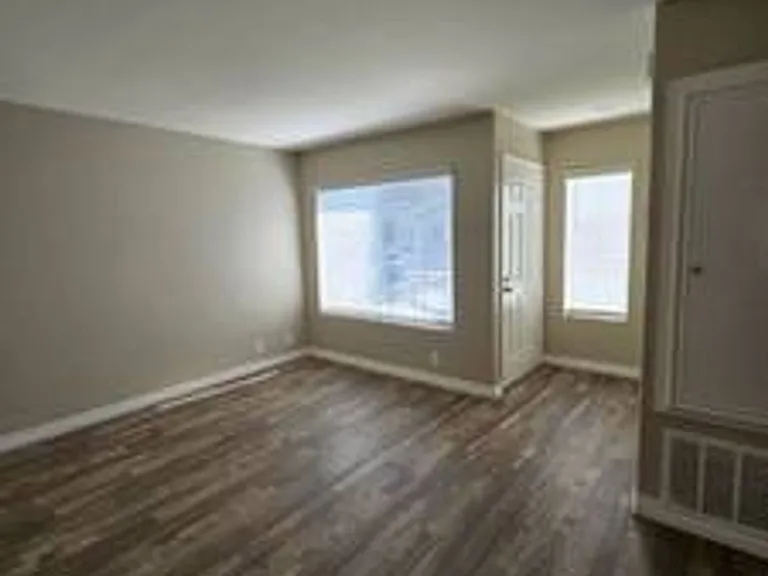Lakeshore Terrace — Photo 2