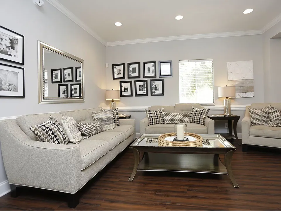 Broadmoor Apartments