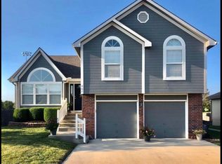902 Raven Dr, Greenwood, MO 64034