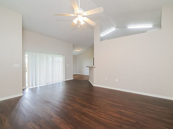 3rd image of 325 Arlington Cir