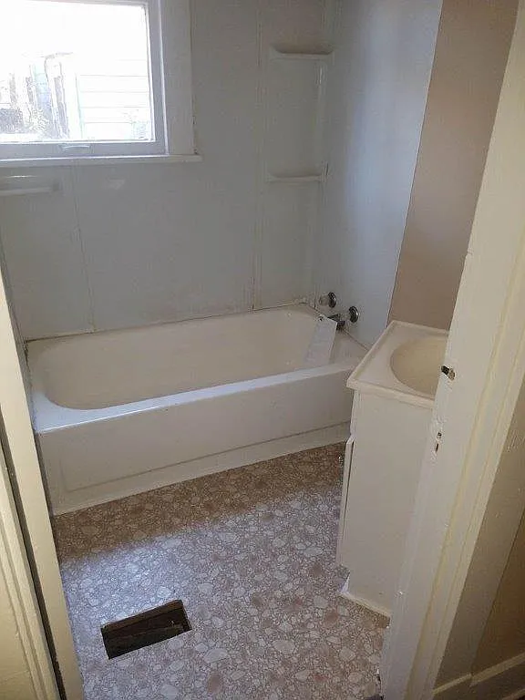 3 bed, 960 sqft, $825 — Photo 4