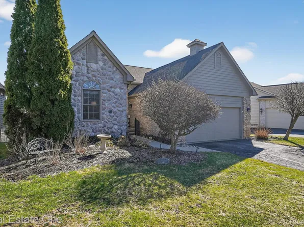 1088 Eagle Nest Dr, Milford, MI 48381