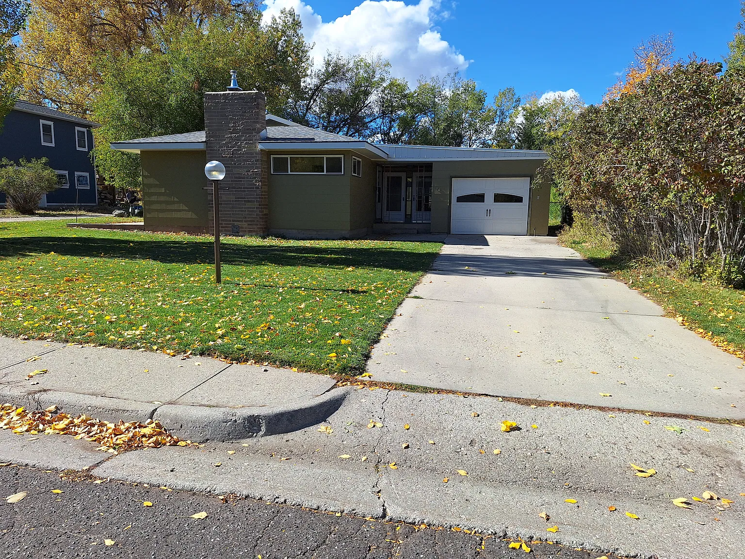 3 bed, 1.5 bath, 1296 sqft, $2,000 — Photo 2