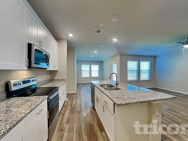 5811 Zoey Way — Photo 4