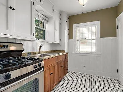 404 Lyon Ave — Photo 8