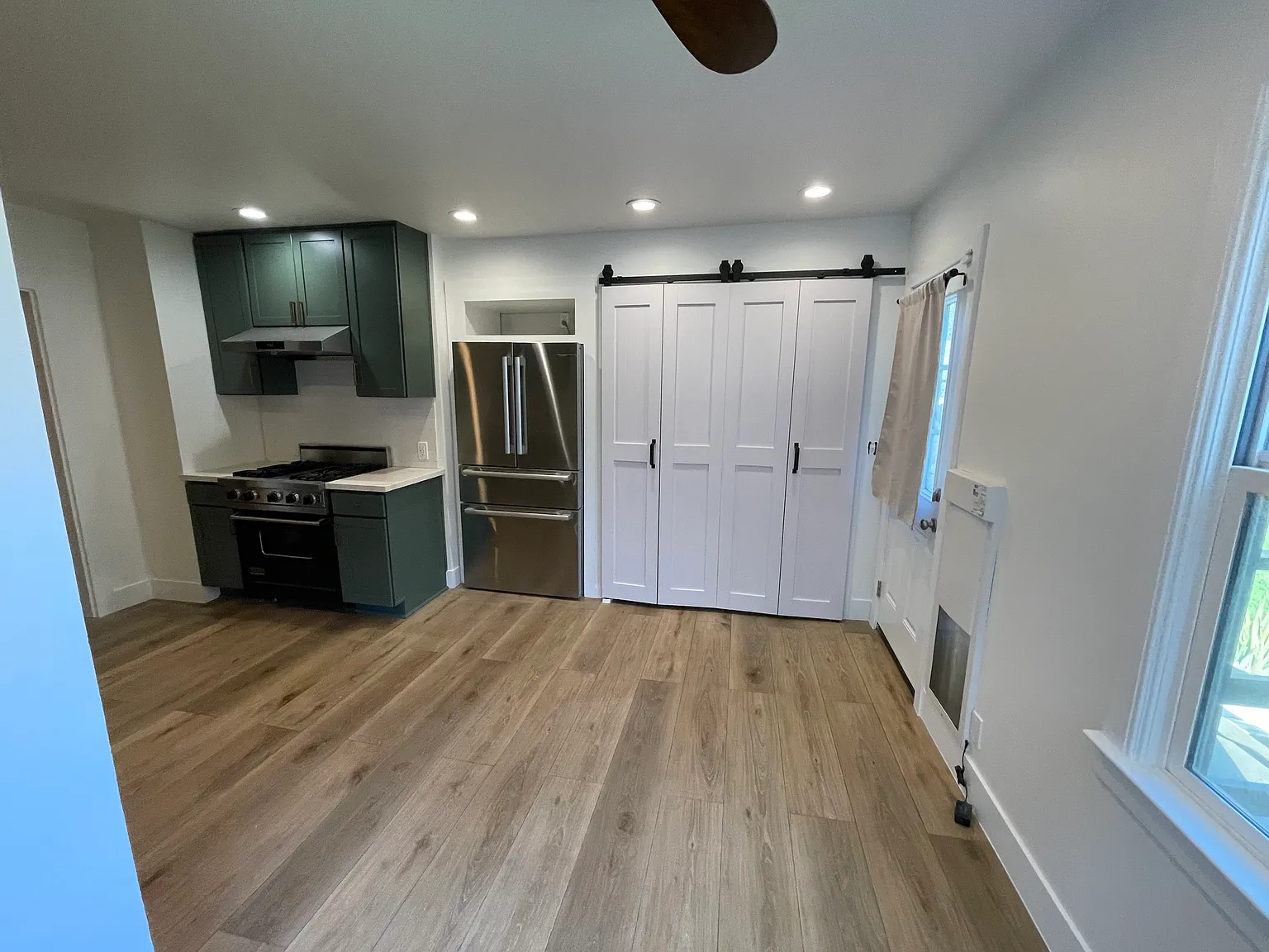 3 bed, 1396 sqft, $2,400 — Photo 4