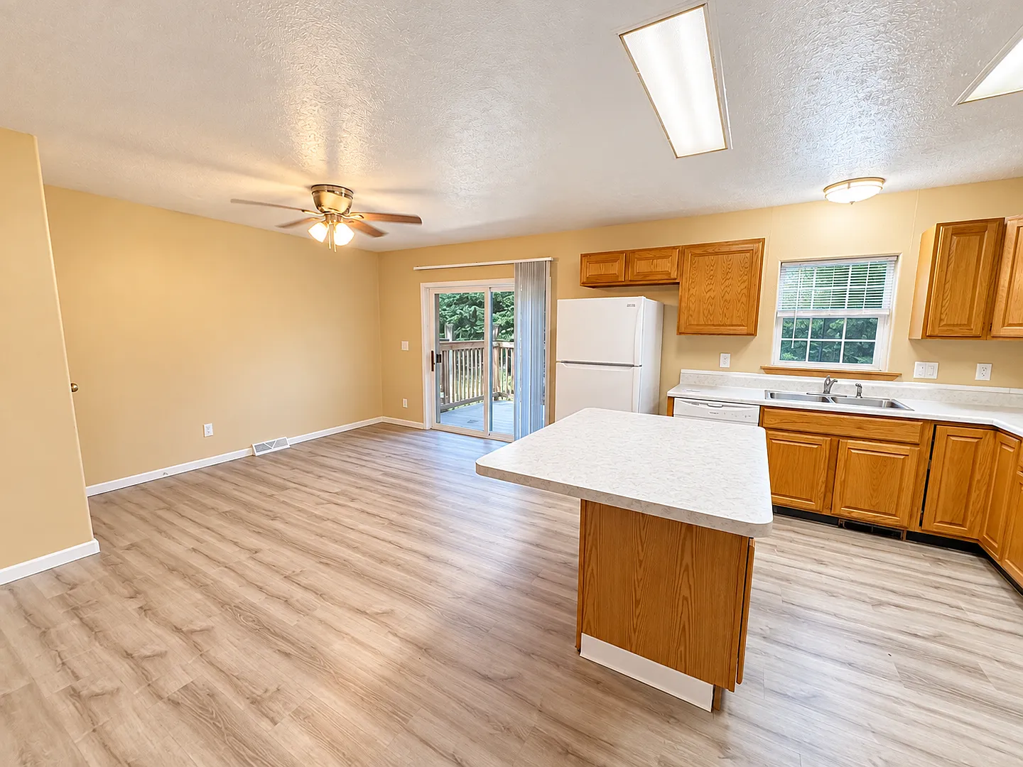 937 S Newcomb Avenue — Photo 2