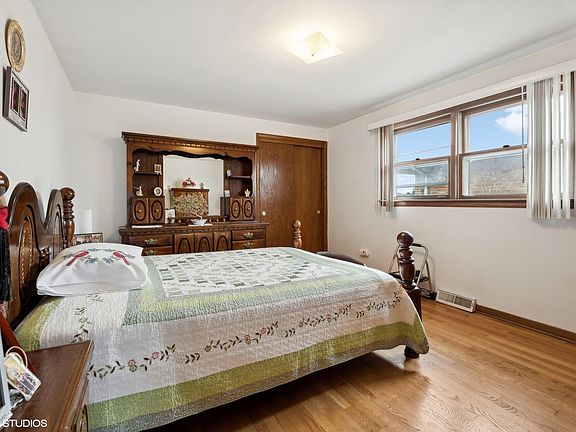 4th image of 7920 Melvina Ave