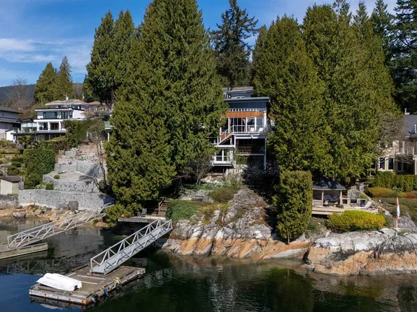 4515 Stonehaven Ave, North Vancouver, BC V7G 1E7