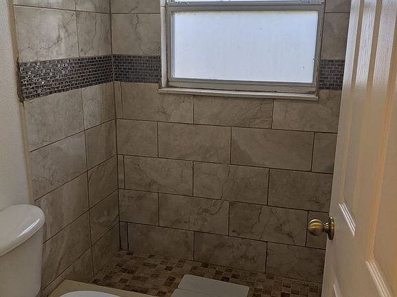4th image of 230 Rob Roy Dr