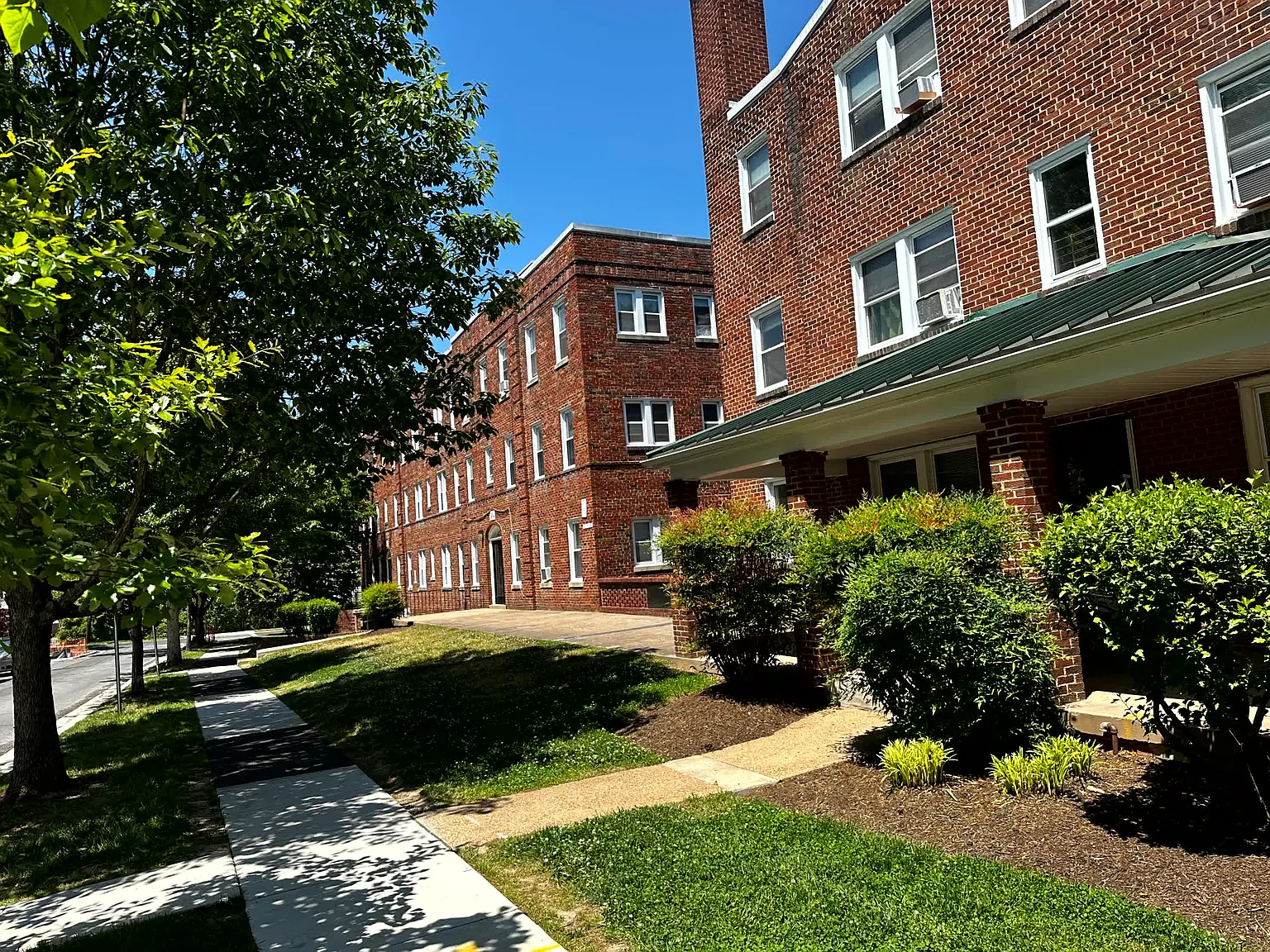 Newton Square — Photo 3