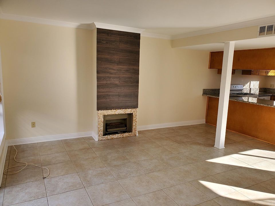 Livingroom - open to the kitchen with a counterhigh island area